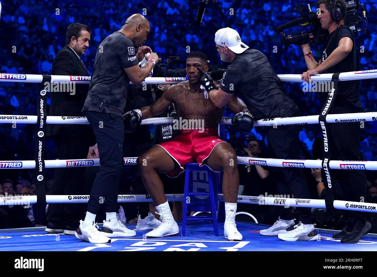 Anthony Joshua getting treatment in his ring between rounds against ...