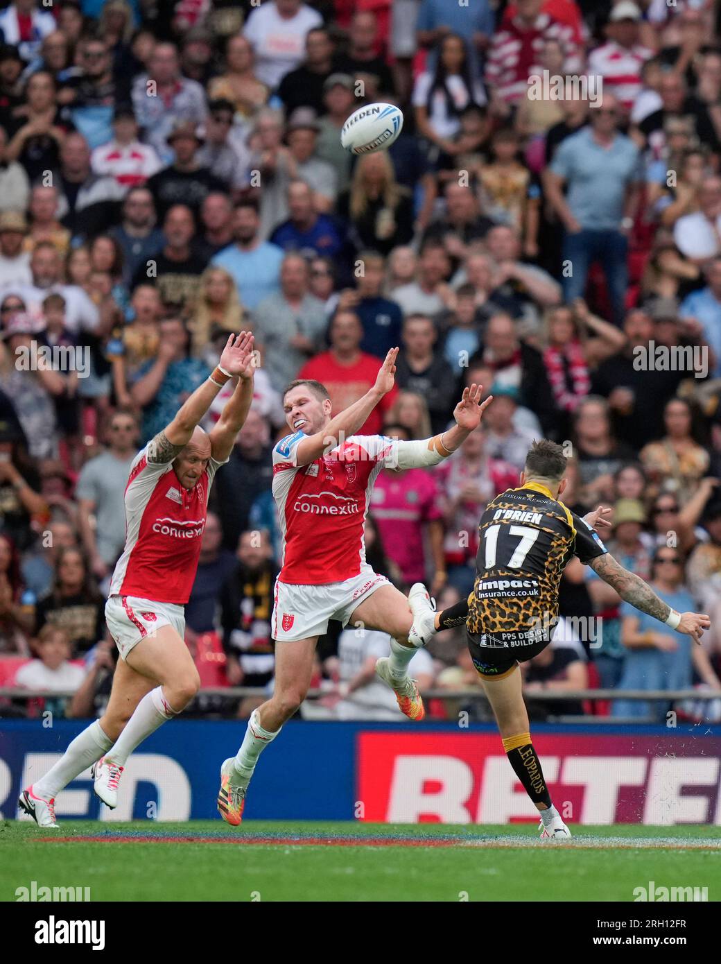 London, UK. 12th Aug, 2023. Matt Parcell #9 of Hull KR and Dean Hadley #22 of Hull KR attempt to block a kick from Gareth O'Brien #17 of Leigh Leopards during golden point the Betfred Challenge Cup match Hull KR vs Leigh Leopards at Wembley Stadium, London, United Kingdom, 12th August 2023 (Photo by Steve Flynn/News Images) in London, United Kingdom on 8/12/2023. (Photo by Steve Flynn/News Images/Sipa USA) Credit: Sipa USA/Alamy Live News Stock Photo