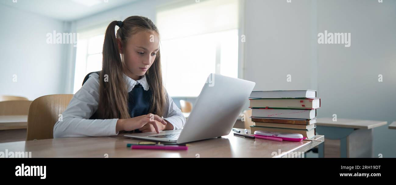Small girl classroom read hi-res stock photography and images - Alamy