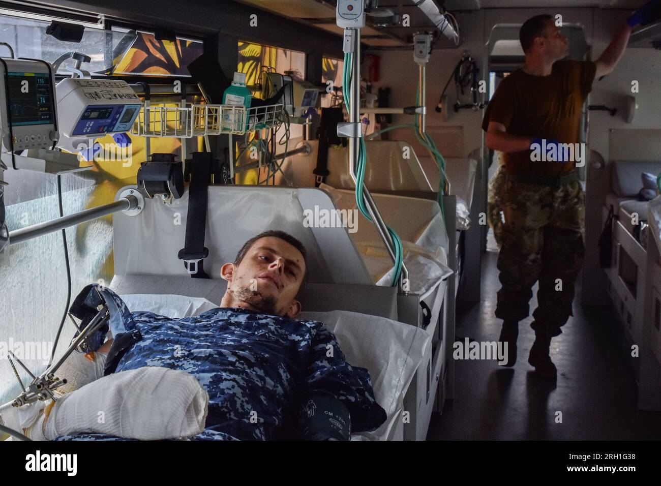 Injured soldiers on stretchers hi-res stock photography and images - Alamy
