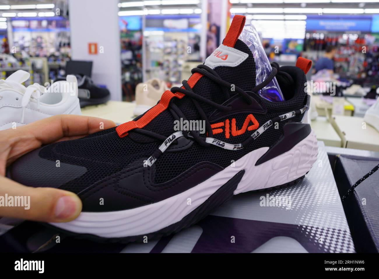 La tienda fila sale