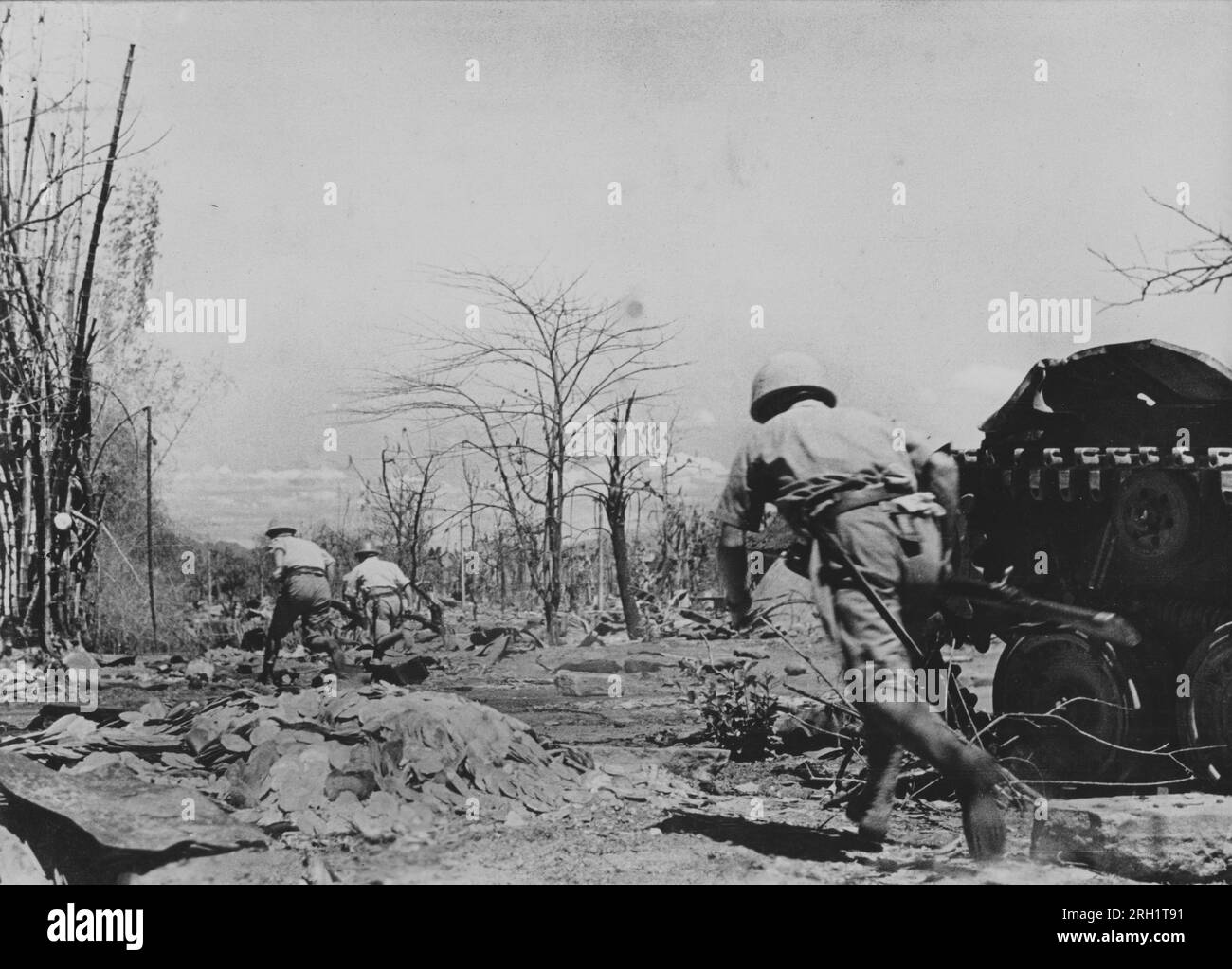 Invasion of the Philippines, December 1941 – May 1942. Imperial Japanese Army infantrymen supported by armor move to seize control of Balanga during the Battle of Bataan, January 7 – April 9 1942. Stock Photo