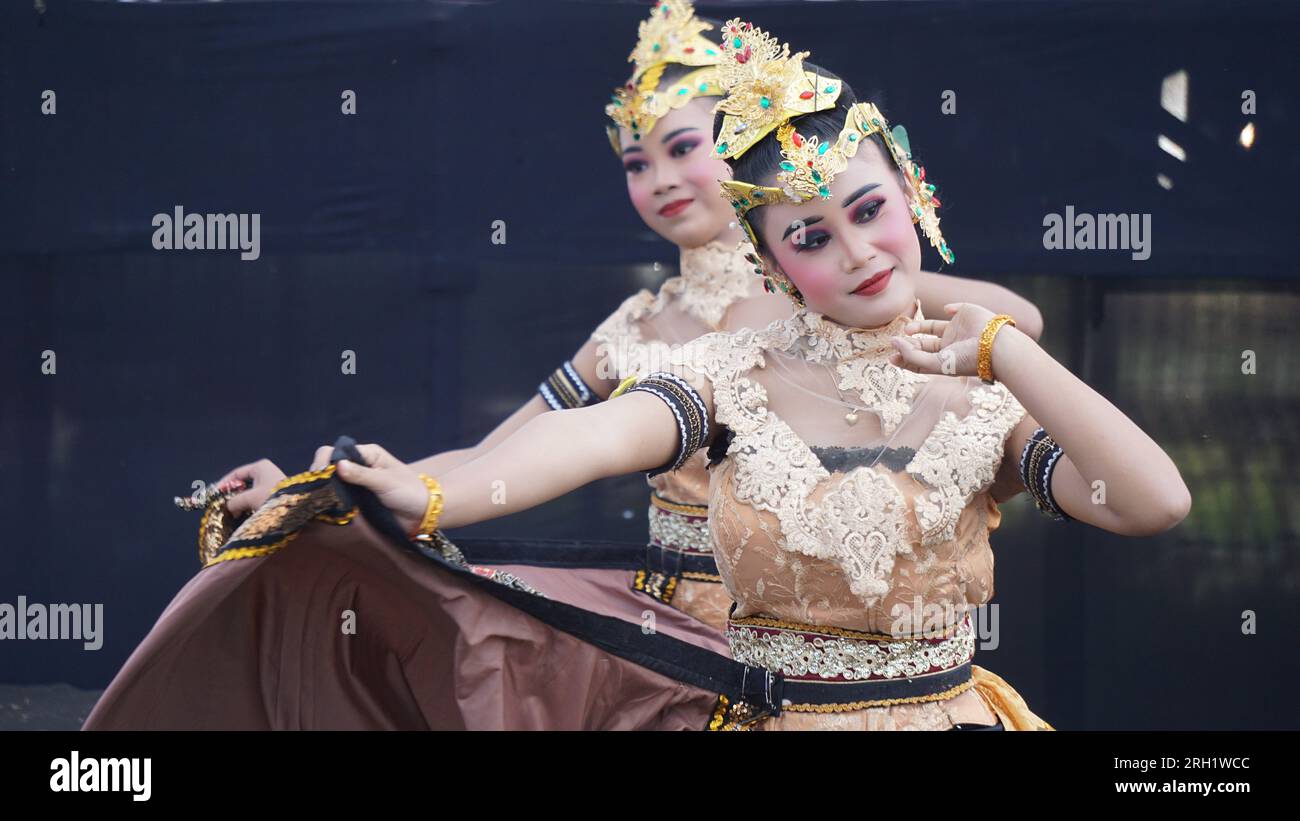 Klenting Sumanding Dance, is likened to a collection of Kediri girls, their politeness and friendliness with others in welcoming guests Stock Photo