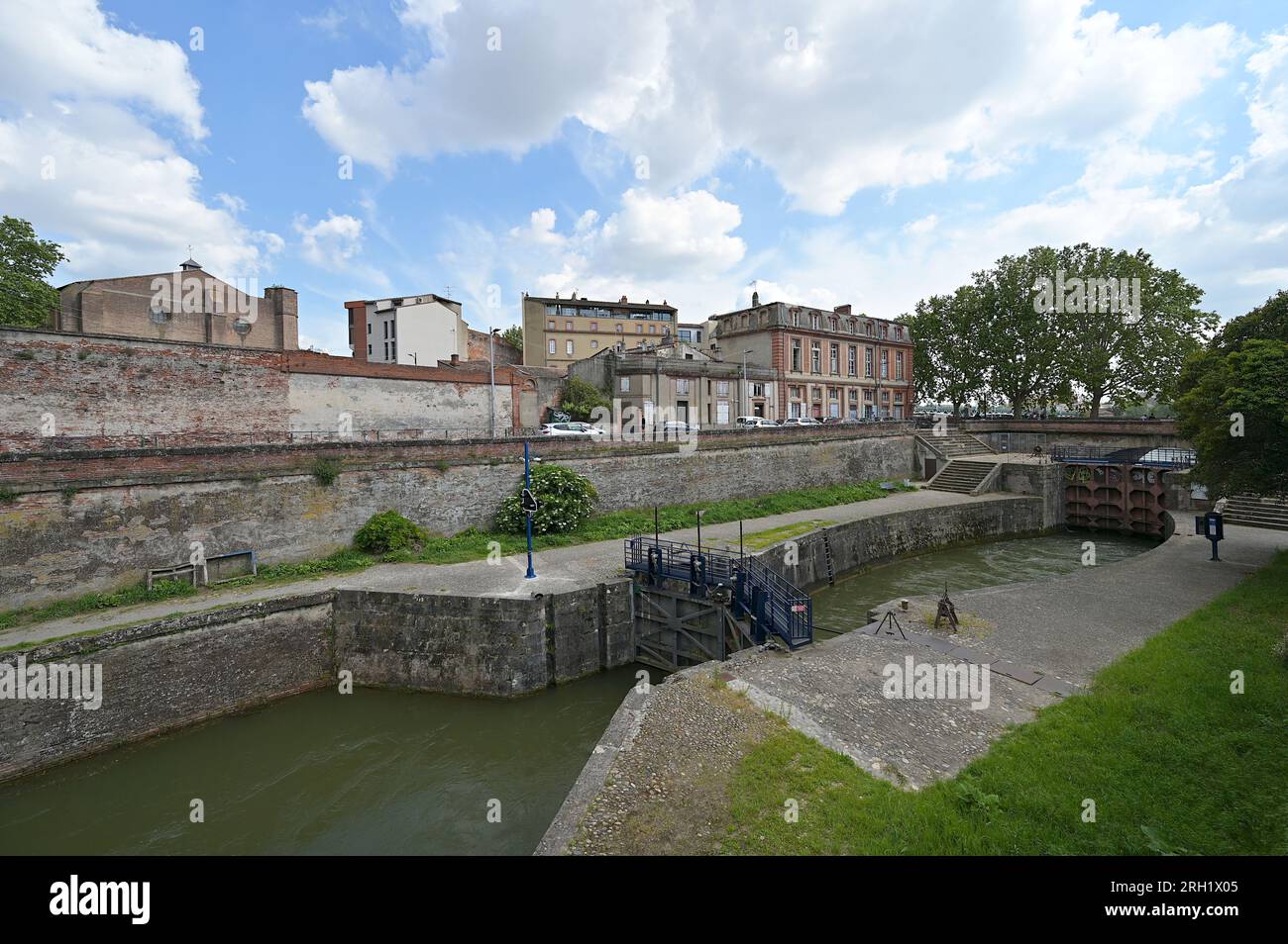 Ecluse Saint-Pierre, a lock at the Canal de Brienne, connecting the Garonne River with the Canal du Midi and the Canal de Garonne Stock Photo