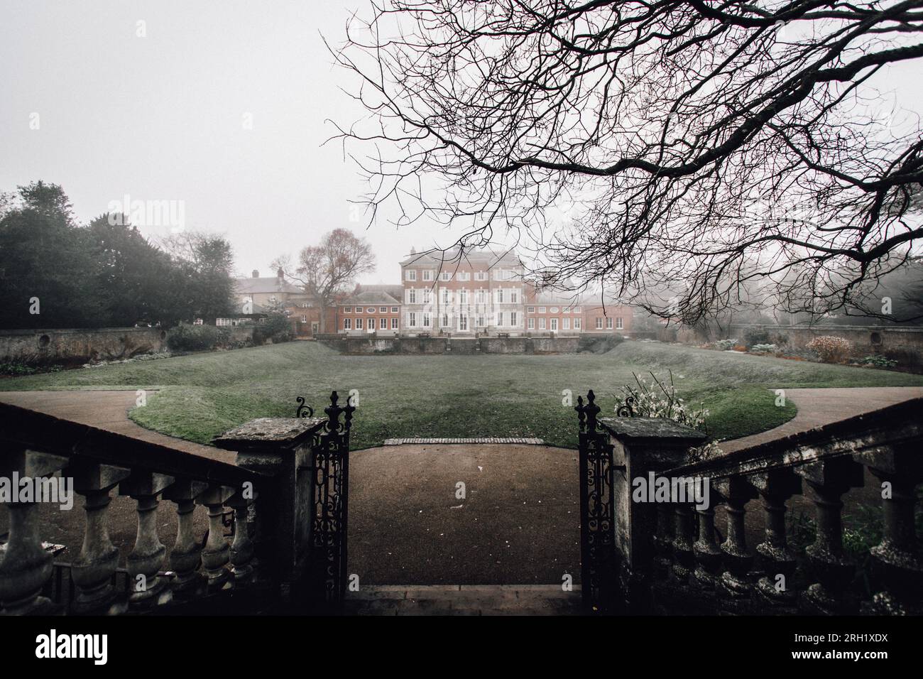 Gloomy mansion hi-res stock photography and images - Alamy