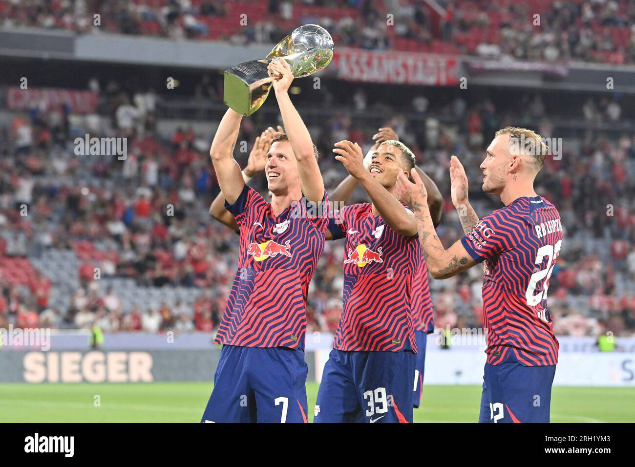 From left: Dani OLMO (Leipzig), with cup, cup, trophy, Benjamin ...