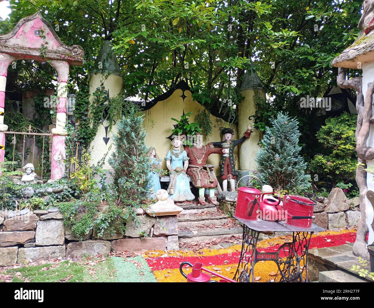 Quirky art and sculpture by Kevin Duffy of Rectory Nurseries garden centre in Ashton-in-Makerfield, Wigan Stock Photo