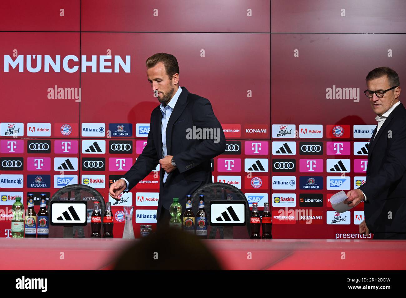 Bayern Munich CEO Jan-Christian Dreesen (right) introduces England ...