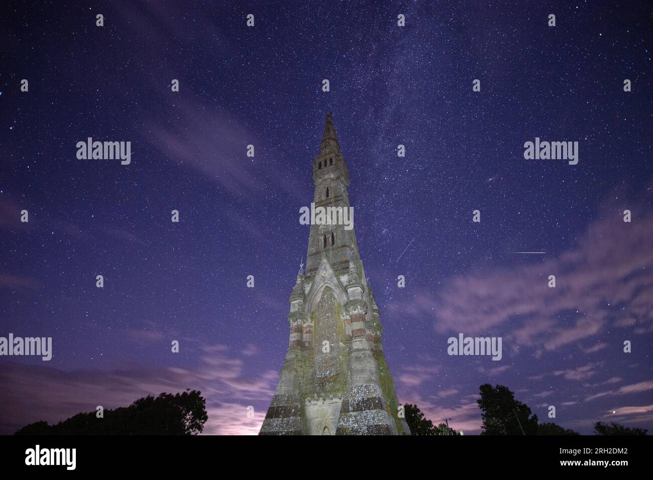 Perseid Meteors and the Milky Way above Sledmere Monument on the Yorkshire Wolds near Driffield Stock Photo
