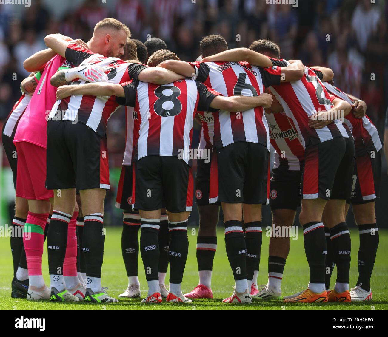 Brentford have a team huddle ahead of kickoff during the Premier League match Brentford vs Tottenham Hotspur at Brentford Community Stadium, London, United Kingdom, 13th August 2023  (Photo by Mark Cosgrove/News Images) Stock Photo