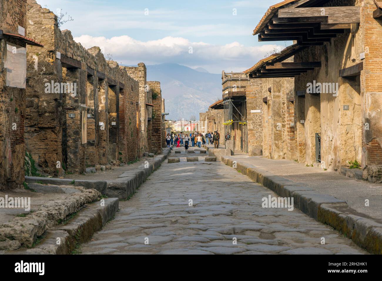 Pompeii Archaeological Site, Campania, Italy.  Via dell'abbondanza, one of the major streets in the city.  Pompeii, Herculaneum, and Torre Annunziata Stock Photo