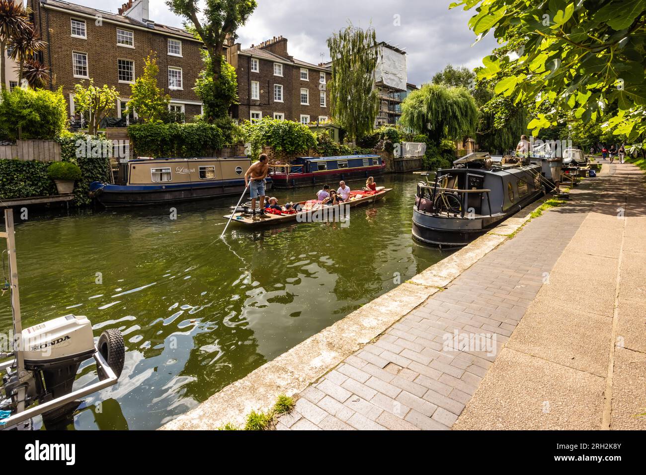 Regents canal moorings hi-res stock photography and images - Alamy