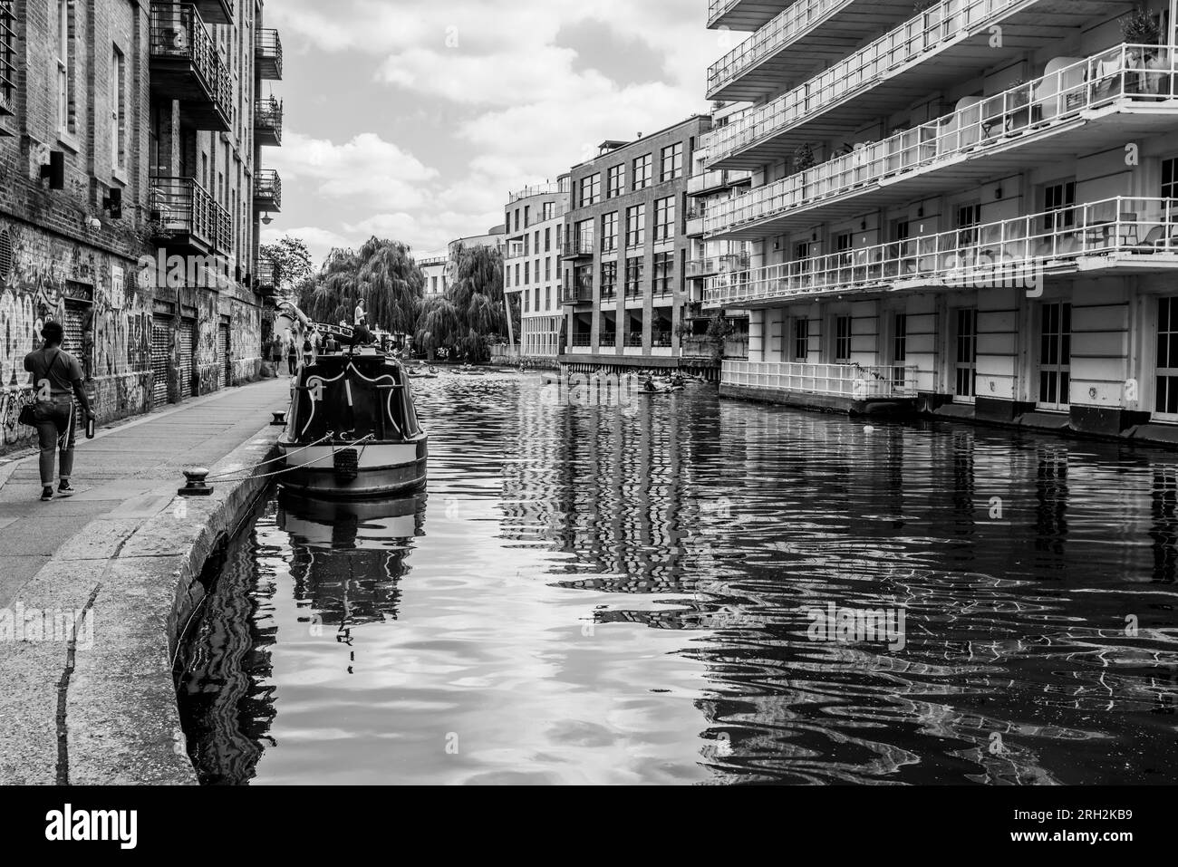 London widebeam canal Black and White Stock Photos & Images - Alamy