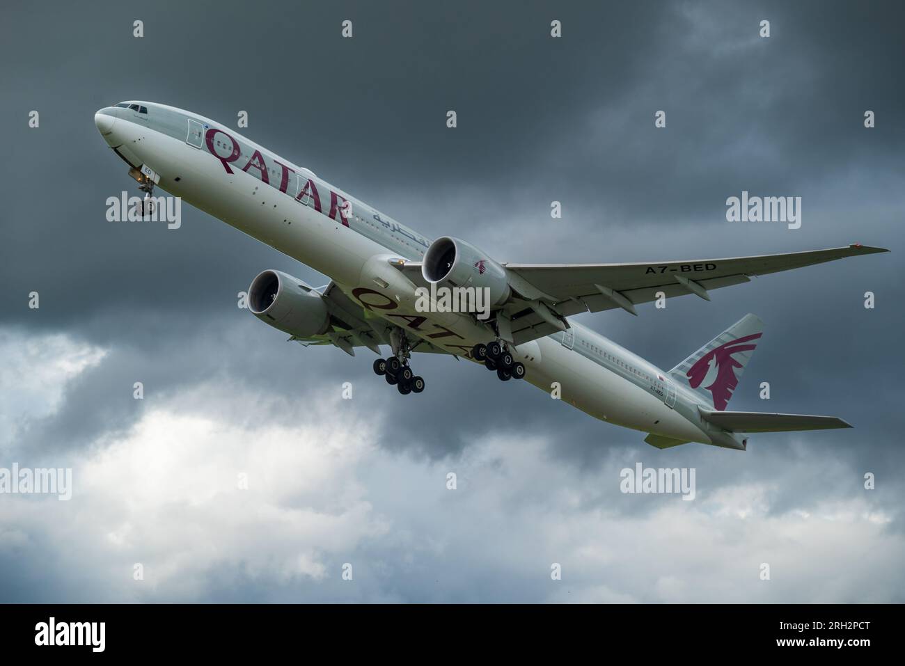 Qatar airways Boeing 777-3DZ/ER. Stock Photo