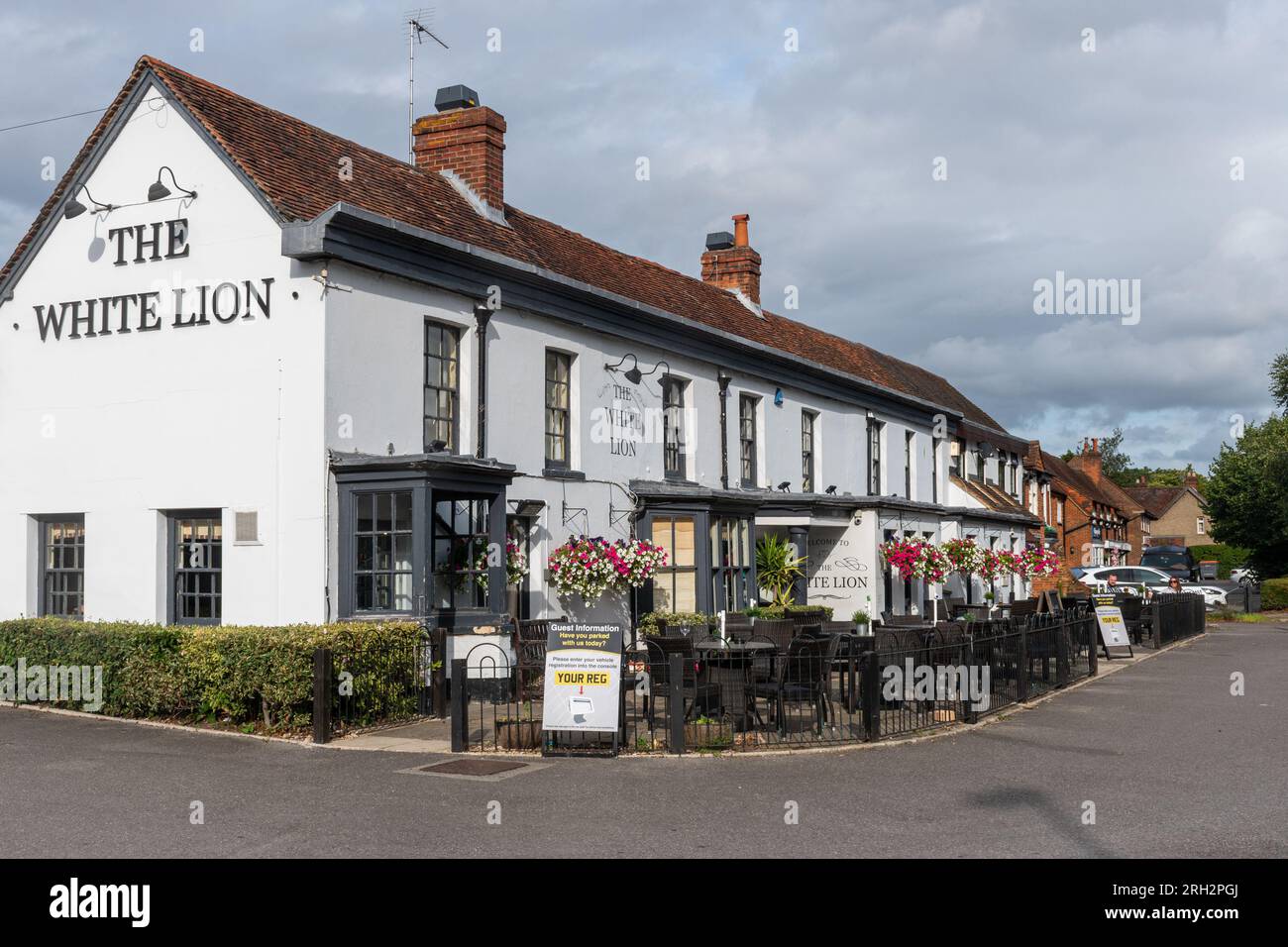 The White Lion Inn or pub in Yateley, Hampshire, England, UK, a historic grade II listed building Stock Photo
