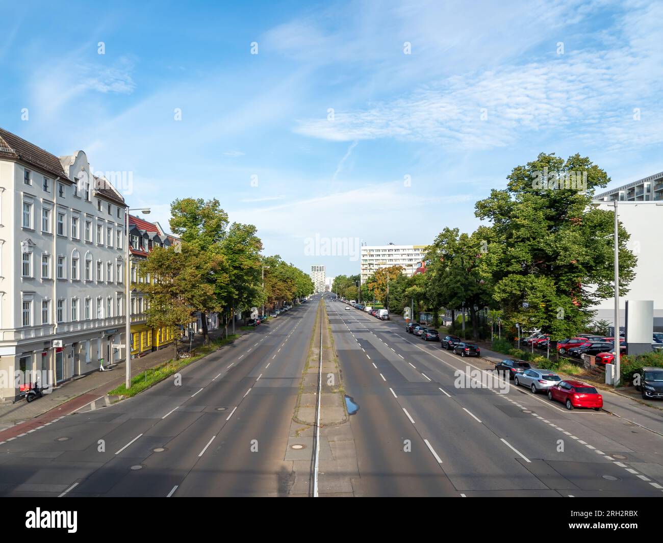 Highway road defocused light night tree hi-res stock photography and ...