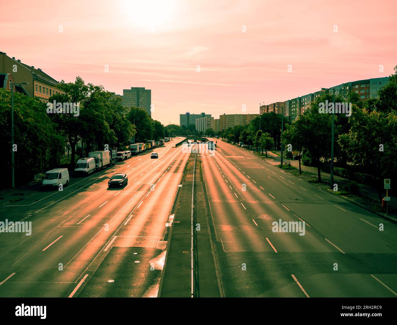 Highway road defocused light night tree hi-res stock photography and ...