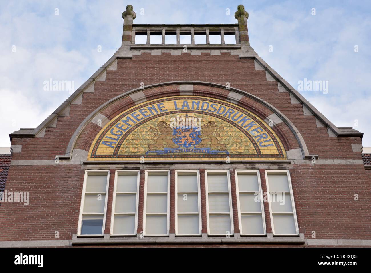 The former building of 'Algemeene Landsdrukkerij' on the Fluwelen Burgwal. The name is above the national coat of arms of the Netherlands Stock Photo