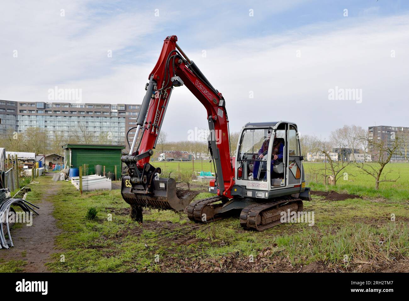 Digging machine hi res stock photography and images Alamy