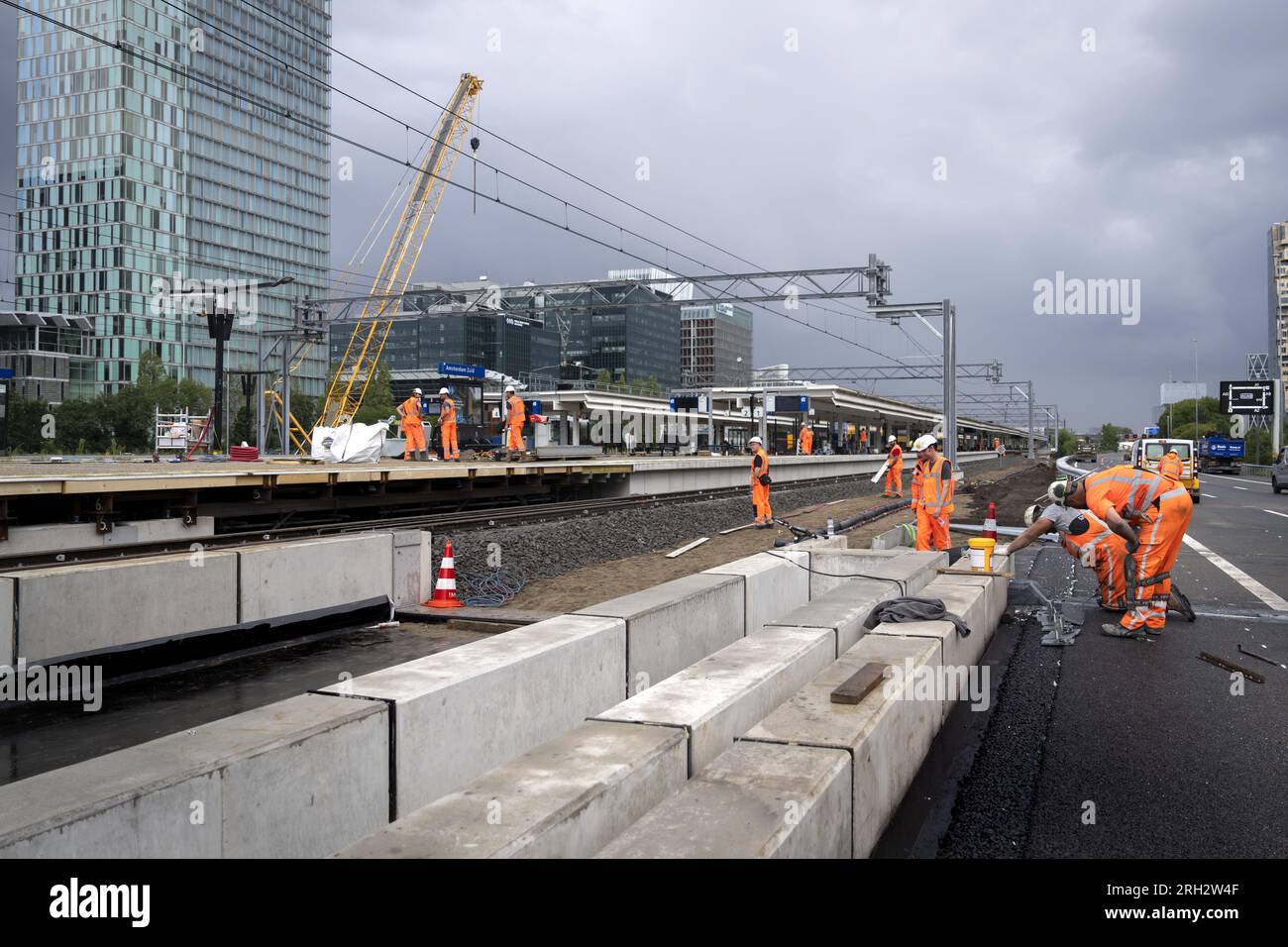 AMSTERDAM - Work on the A10 motorway, the day before the reopening. The A10 and A4 motorways and a section of train track have been temporarily closed in order to install two enormous roof sections for a passenger tunnel at Amsterdam Zuid station. ANP SANDER KONING netherlands out - belgium out Stock Photo