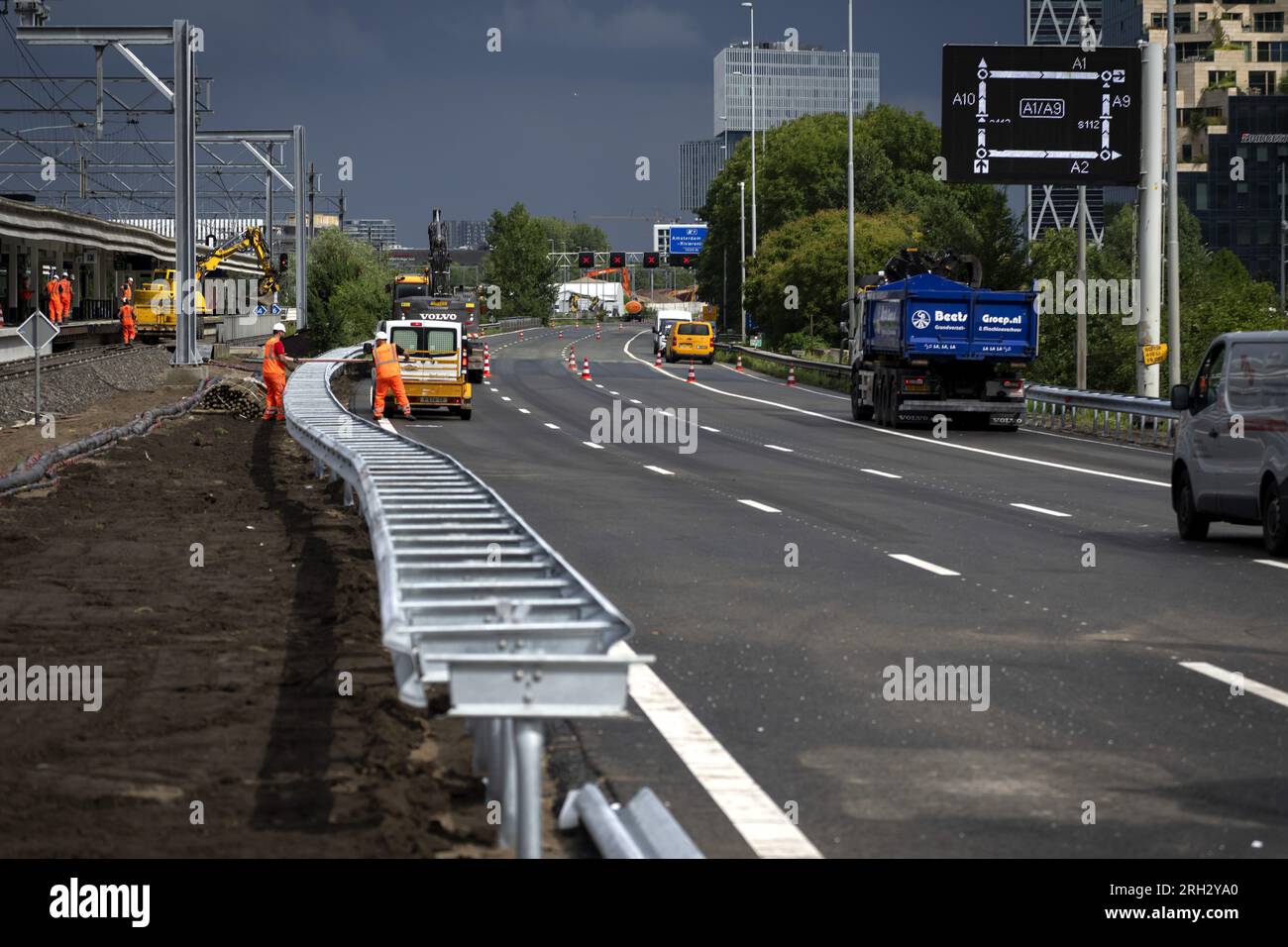 AMSTERDAM - Work on the A10 motorway, the day before the reopening. The A10 and A4 motorways and a section of train track have been temporarily closed in order to install two enormous roof sections for a passenger tunnel at Amsterdam Zuid station. ANP SANDER KONING netherlands out - belgium out Stock Photo