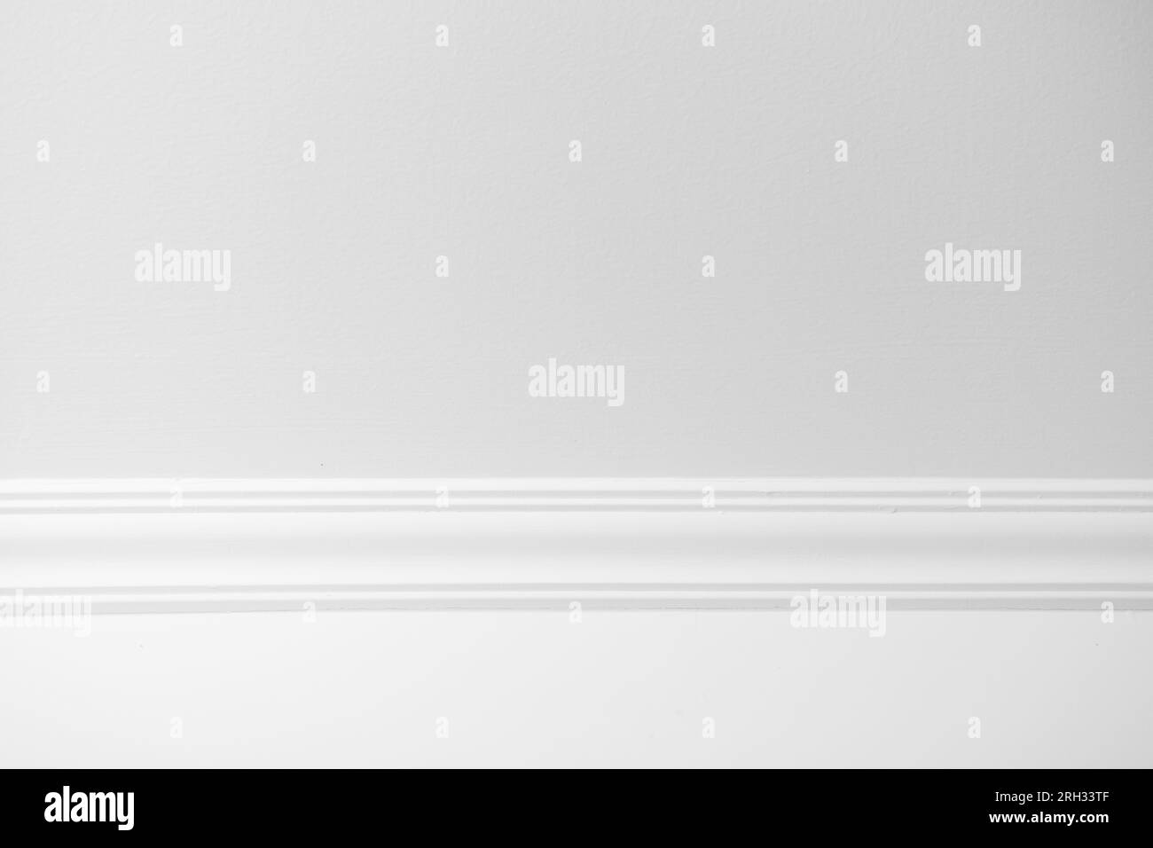 Detail of white ceiling cornice, crown molding Stock Photo - Alamy