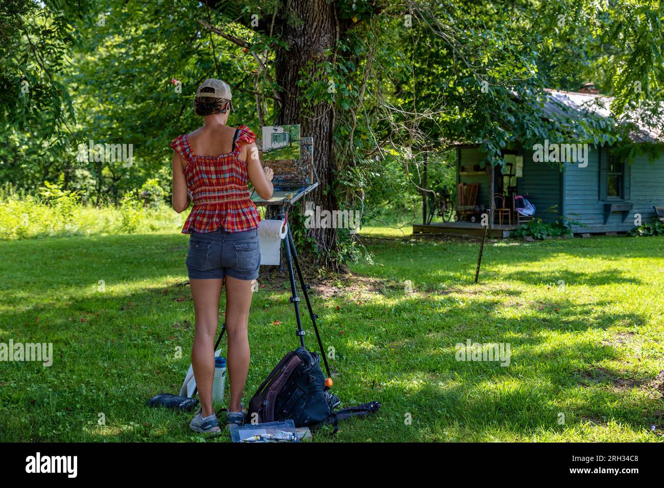 Rugby, Tennessee, USA - July 29, 2023: Artist plein air painting of a small cabin. Stock Photo