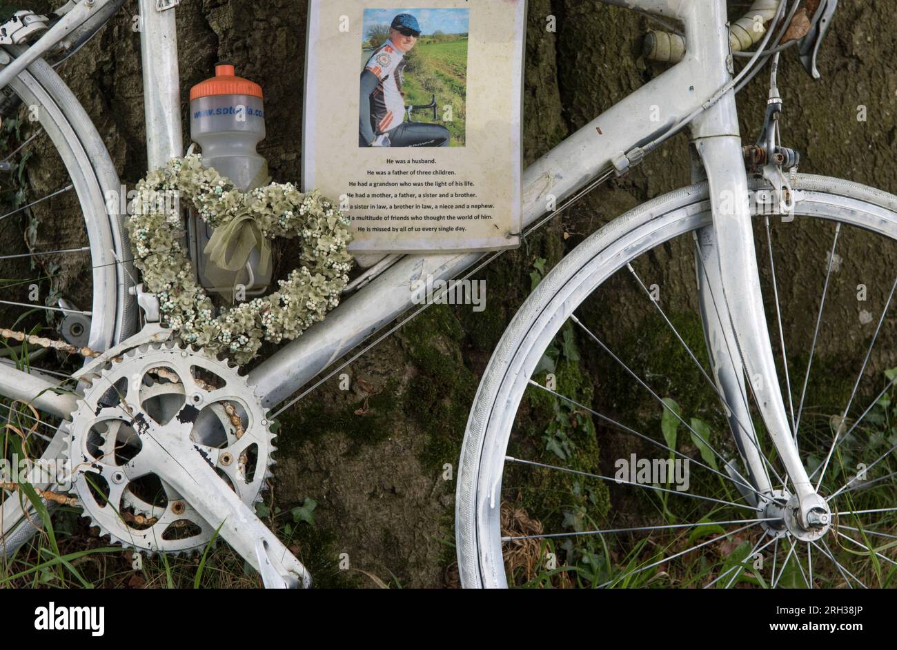 White Memorial Bicycle UK. Ghostcycle also know as a Ghost Bike. Cyclist in the countryside killed on his pedal cycle bike, cycling home along a country road. The right of way road markings were hardly visible. Sarum Road and Woodman Lane, near Sparsholt. Hampshire UK 2023 2020s England. HOMER SYKES Stock Photo