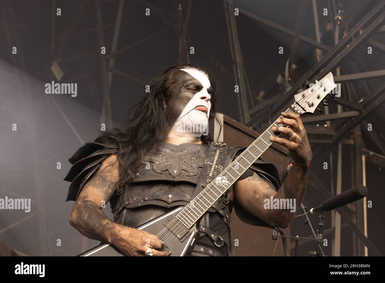 Metal 2 the masses hi-res stock photography and images - Alamy
