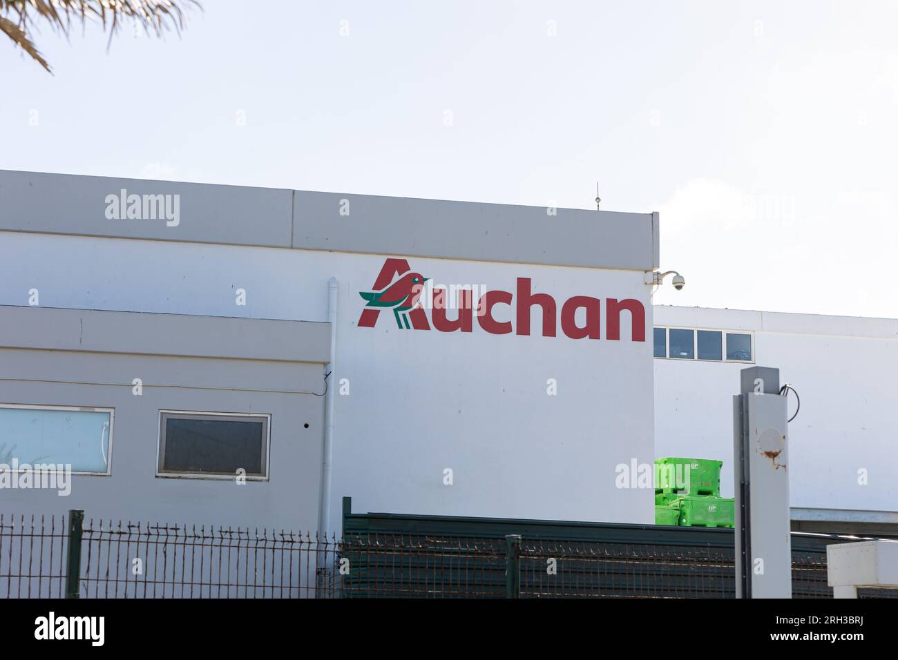 Almada, Portugal. Auchan Pet shop or store in the Almada Forum shopping  mall or center. Auchan is a French hypermarket, supermarket or superstore  Stock Photo - Alamy