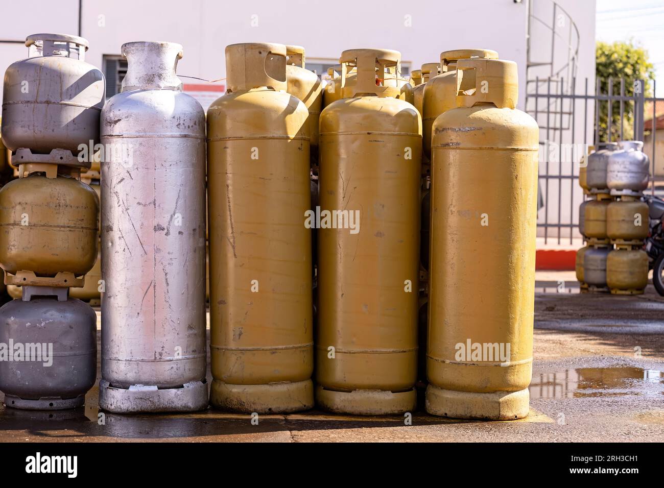 Lpg cooking gas tank cylinders hires stock photography and images Alamy