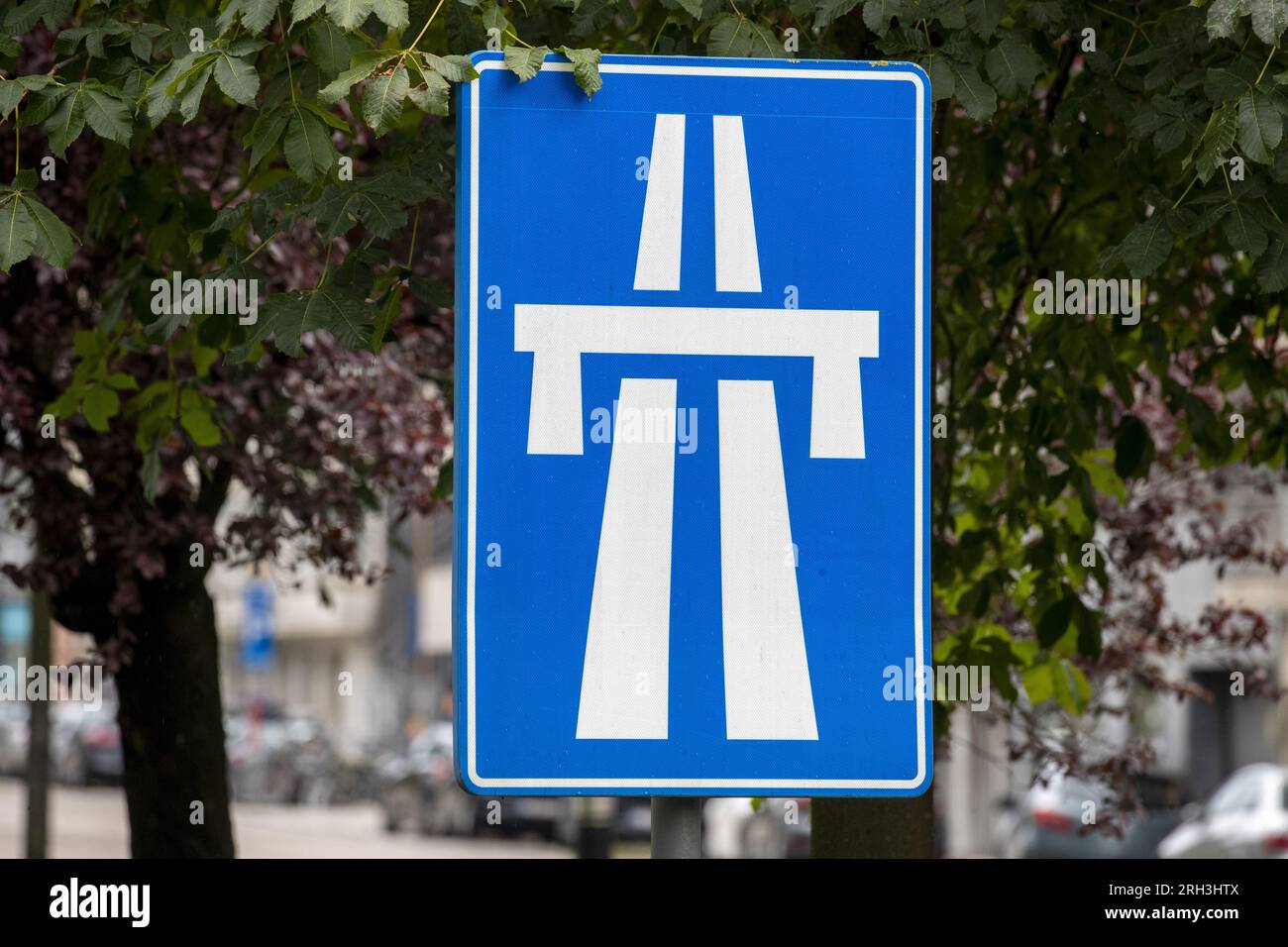 Gent, Belgium. 13th Aug, 2023. A traffic sign indicating a highway pictured in Gent on Sunday 13 August 2023. BELGA PHOTO NICOLAS MAETERLINCK Credit: Belga News Agency/Alamy Live News Stock Photo