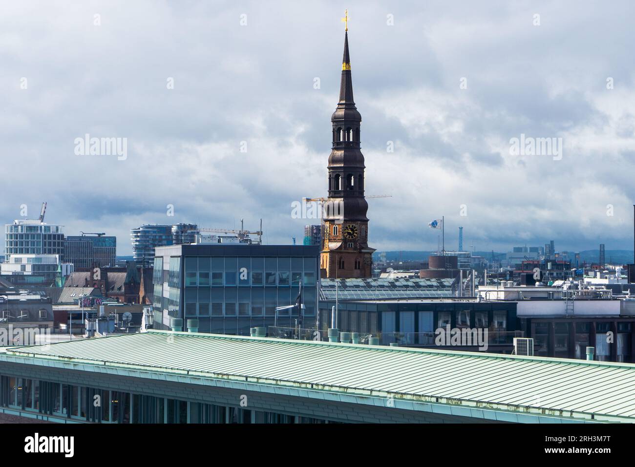 A horizontal photo of the Hamburg skyline centred on the Michel. It shows the great view of the hansestadt Hamburg Stock Photo