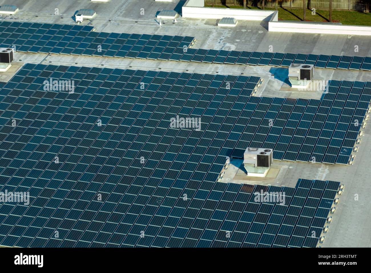 Large rooftop solar array hi-res stock photography and images - Alamy
