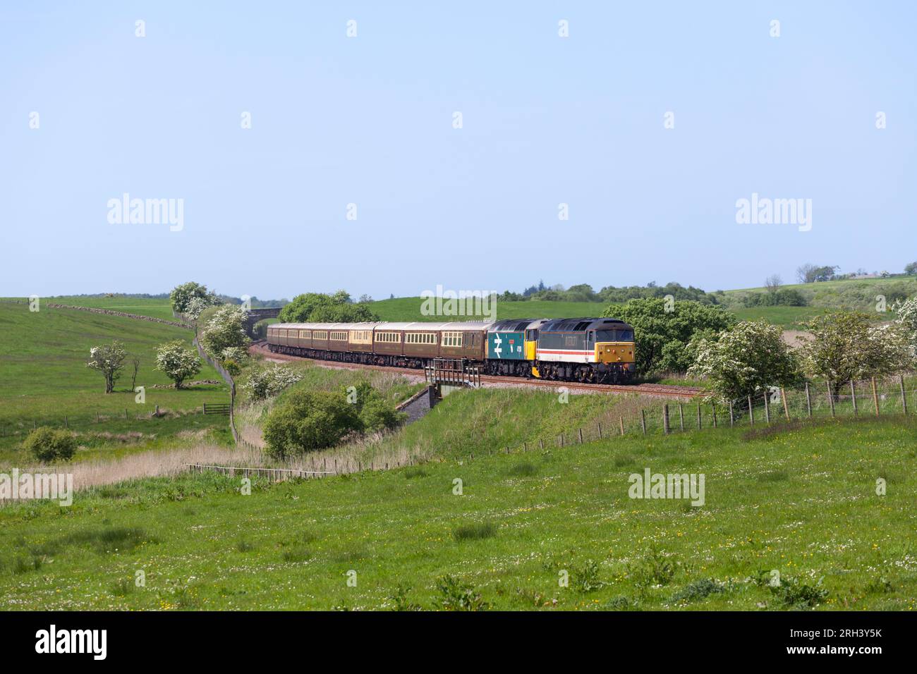 Locomotive Services class 47 locomotives 47828 + 47593 passing Little Creoch Ayrshire with a empty Statesman rail charter train Stock Photo