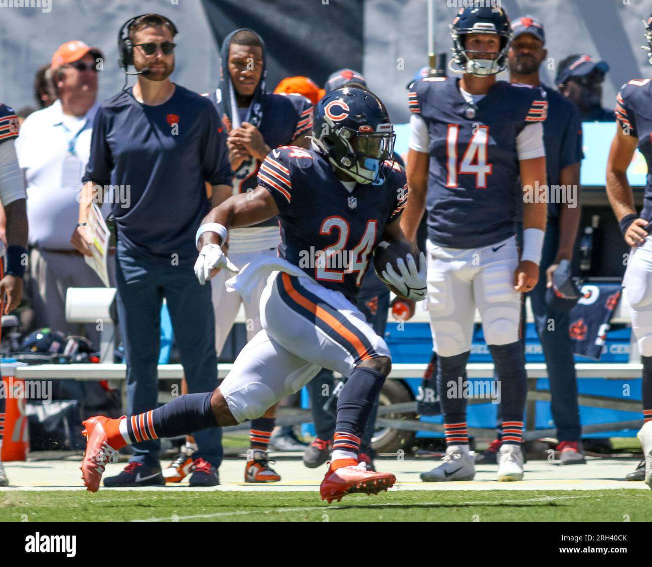 January 8, 2023: Chicago Bears #24 Khalil Herbert runs with the ball during  a game against the Minnesota Vikings in Chicago, IL. Mike Wulf/CSM/Sipa  USA(Credit Image: © Mike Wulf/Cal Sport Media/Sipa USA