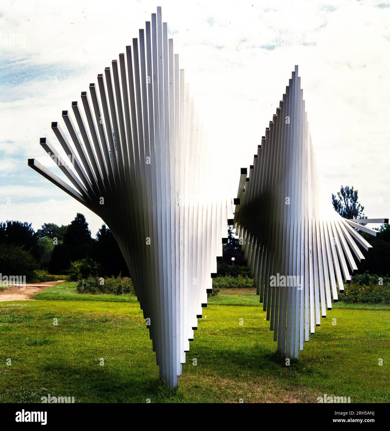 Andreu Alfaro / Dos rombos, 1976, aluminio, 450 x 700 x 370 cm., situado en el Parque de Cervantes de Barcelona. Stock Photo