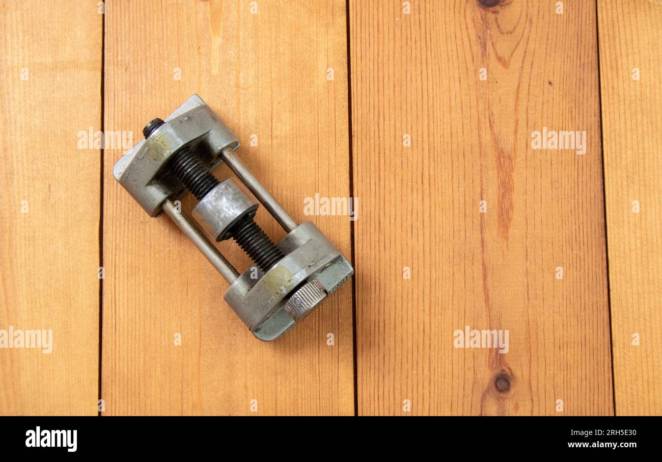 An Eclipse 36 clamp and guide for sharpening carpenter's chisles and