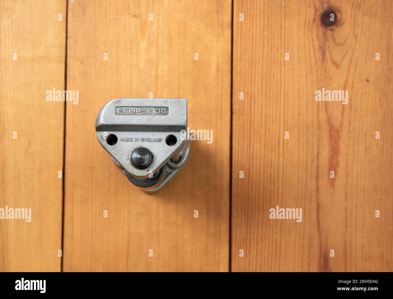 An Eclipse 36 clamp and guide for sharpening carpenter's chisles and