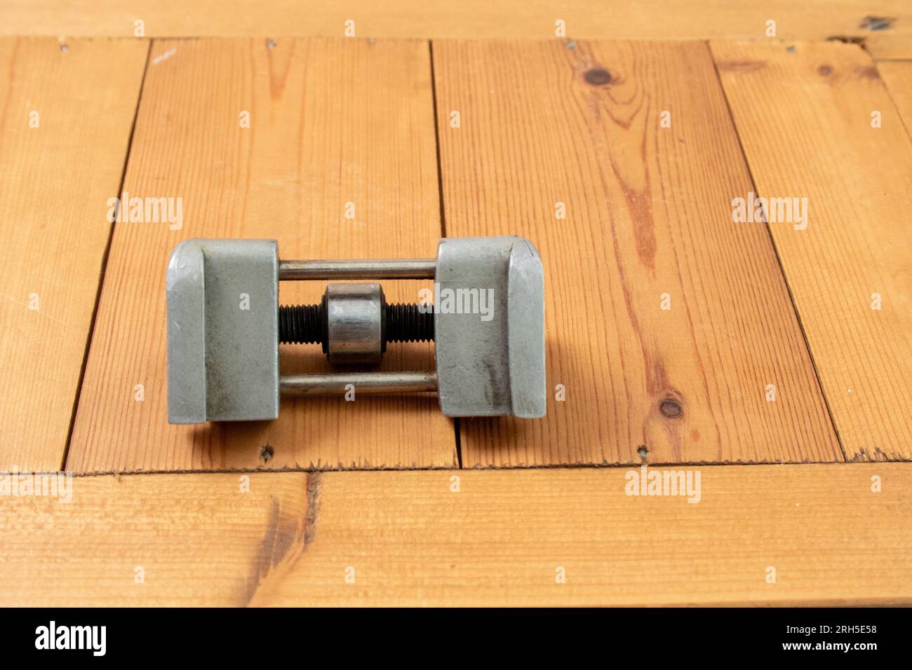 An Eclipse 36 clamp and guide for sharpening carpenter's chisles and