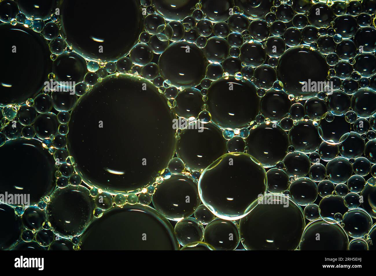 Oil on surface of water hi-res stock photography and images - Alamy