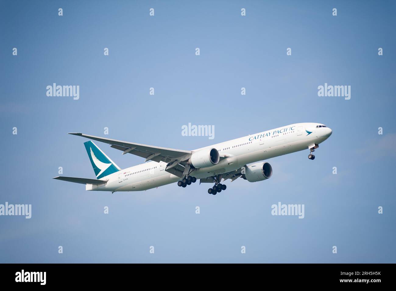 30.07.2023, Singapore, Republic of Singapore, Asia - Cathay Pacific Airways Boeing 777-300ER passenger aircraft approaches Changi Airport for landing. Stock Photo