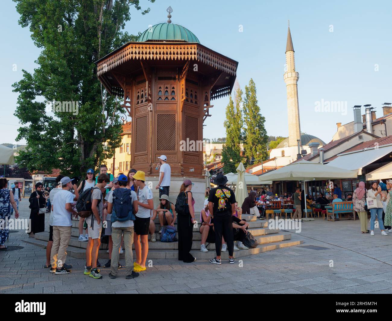 Tourists around the Sebilj, an ottoman Style founatin in the Baščaršija neighbourhood of Sarajevo, Bosnia and Herzegovina, August 13, 2023. Stock Photo