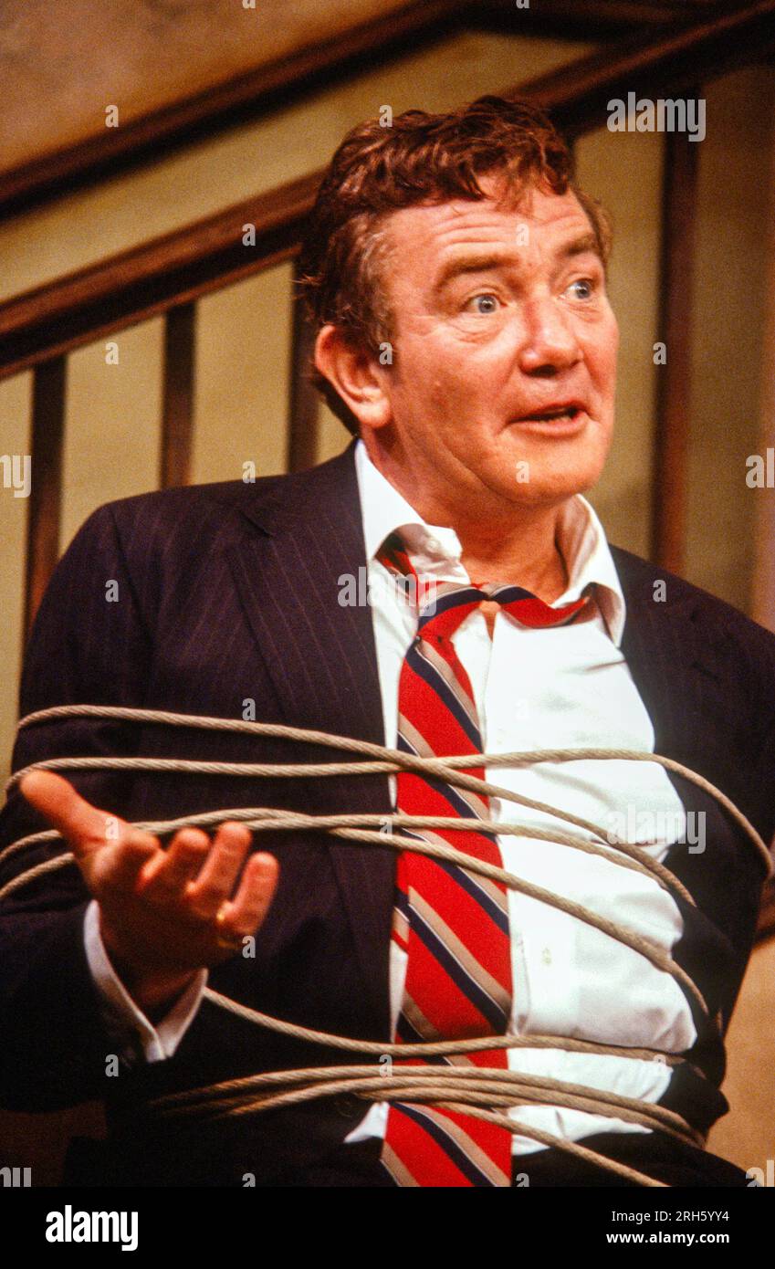Albert Finney (Harold) in ORPHANS by Lyle Kessler at the Hampstead Theatre, London NW3  11/03/1986  a co-production with Steppenwolf Theatre Company  transferred to the Apollo Theatre, W1 from 09/04/1986  music: Pat Metheney & Lyle Maye  set & lighting design: Kevin Ridden  costumes: Nan Cibula  director: Gary Sinise Stock Photo