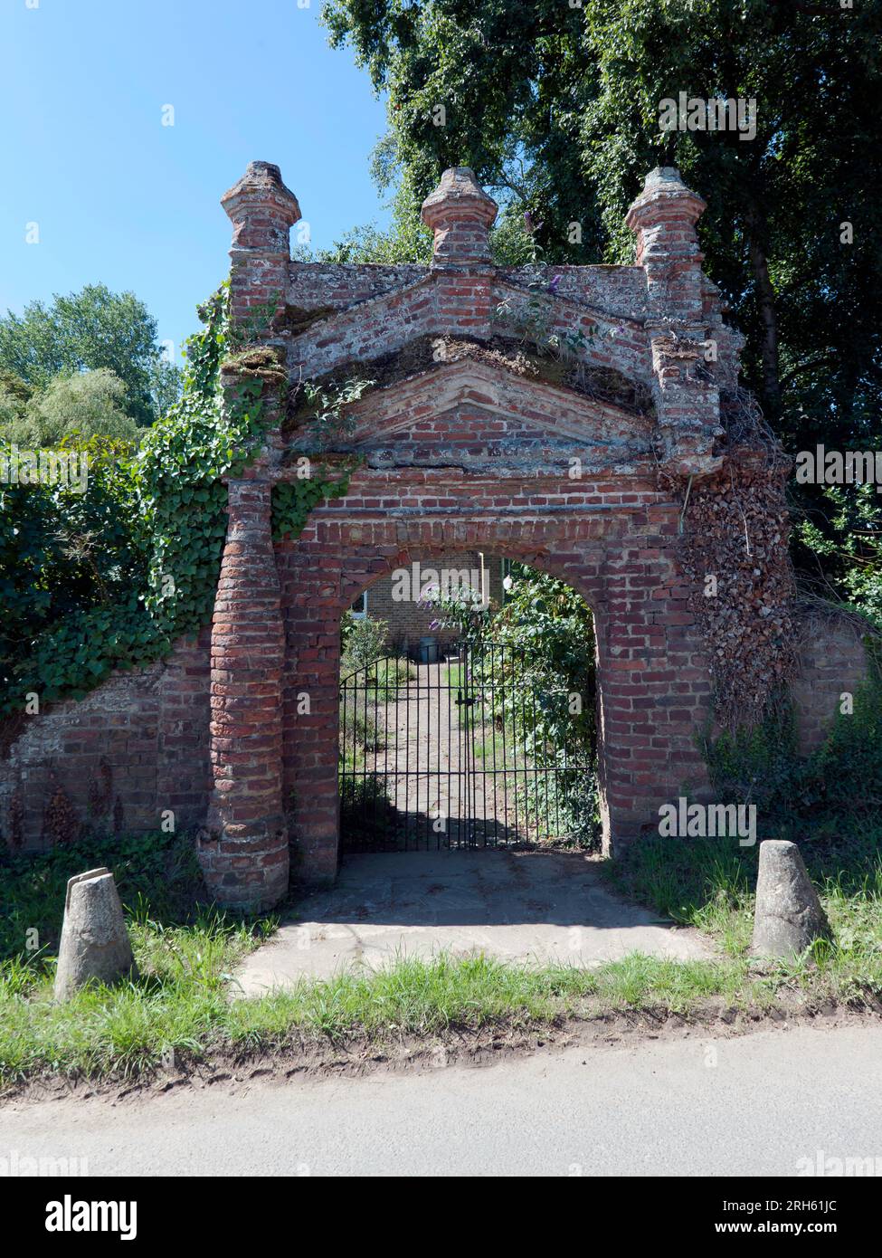 Bottle shaped brick pillars hires stock photography and images Alamy