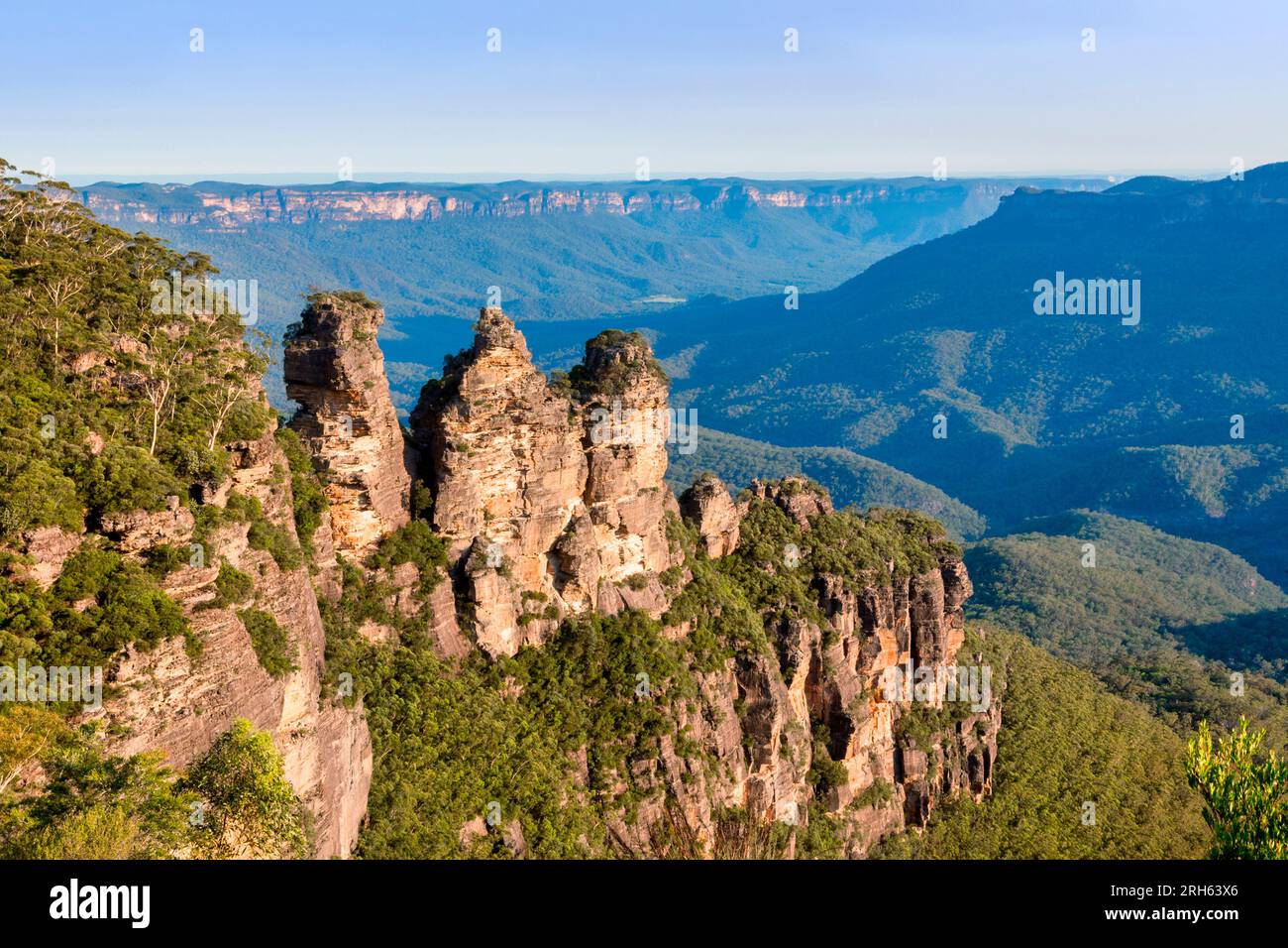 The Three Sisters, a famous rock formation in the Blue Mountains, NSW, Australia. An easy day out from Sydney. The blue colour comes from the eucalypt Stock Photo