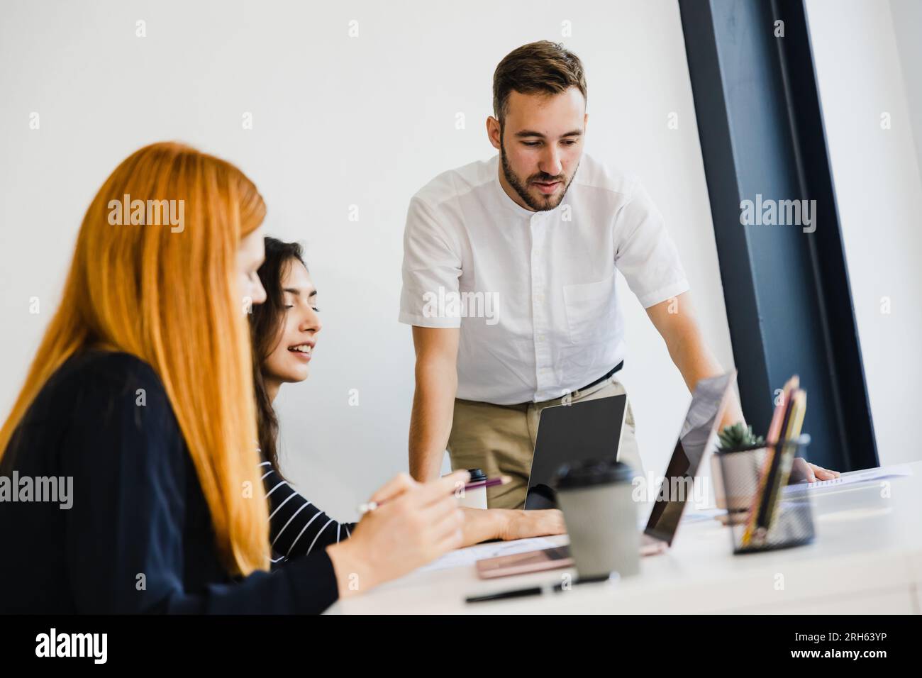 Working Cooperate Diverse cooperate hi-res stock photography and images - Alamy