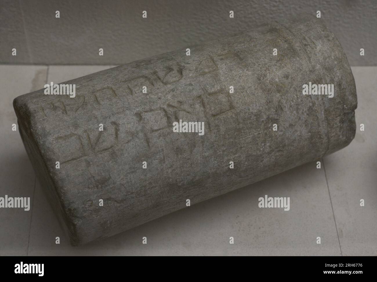 Fragment of a funerary cippus with Hebrew inscription. 12th-13th centuries. Granite. Toledo. Loan from the Museum of Santa Cruz of Toledo. Sephardic Museum. Toledo. Castile-La Mancha. Spain. Stock Photo