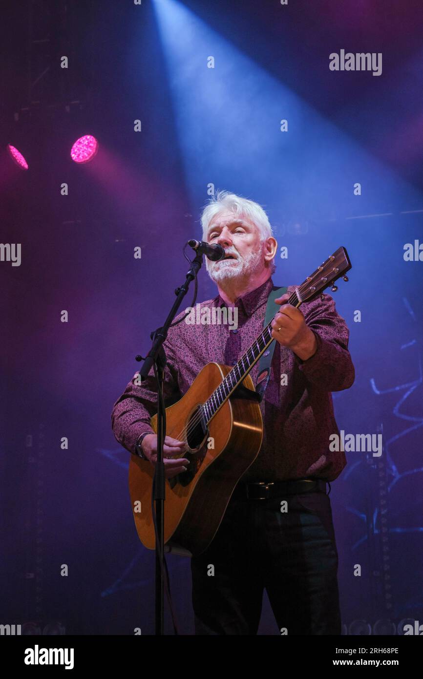 Simon Nicol of Fairport Convention performing at Fairports Cropredy