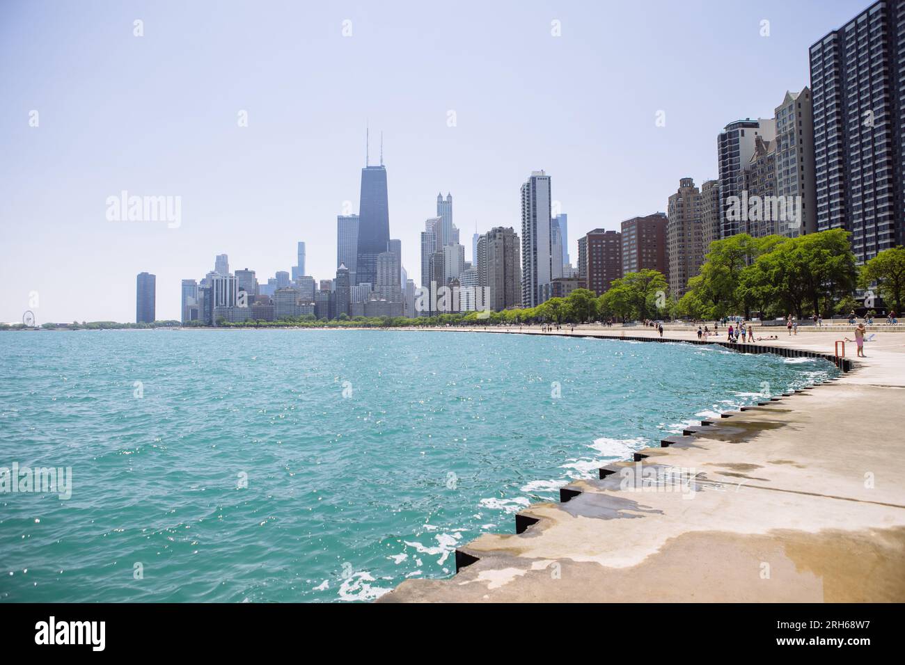 Chicago's 12th Street Beach, a narrow strip of beach just south of the  city's Museum Campus provides relief from summer heat. Chicago, Illinois,  USA Stock Photo - Alamy